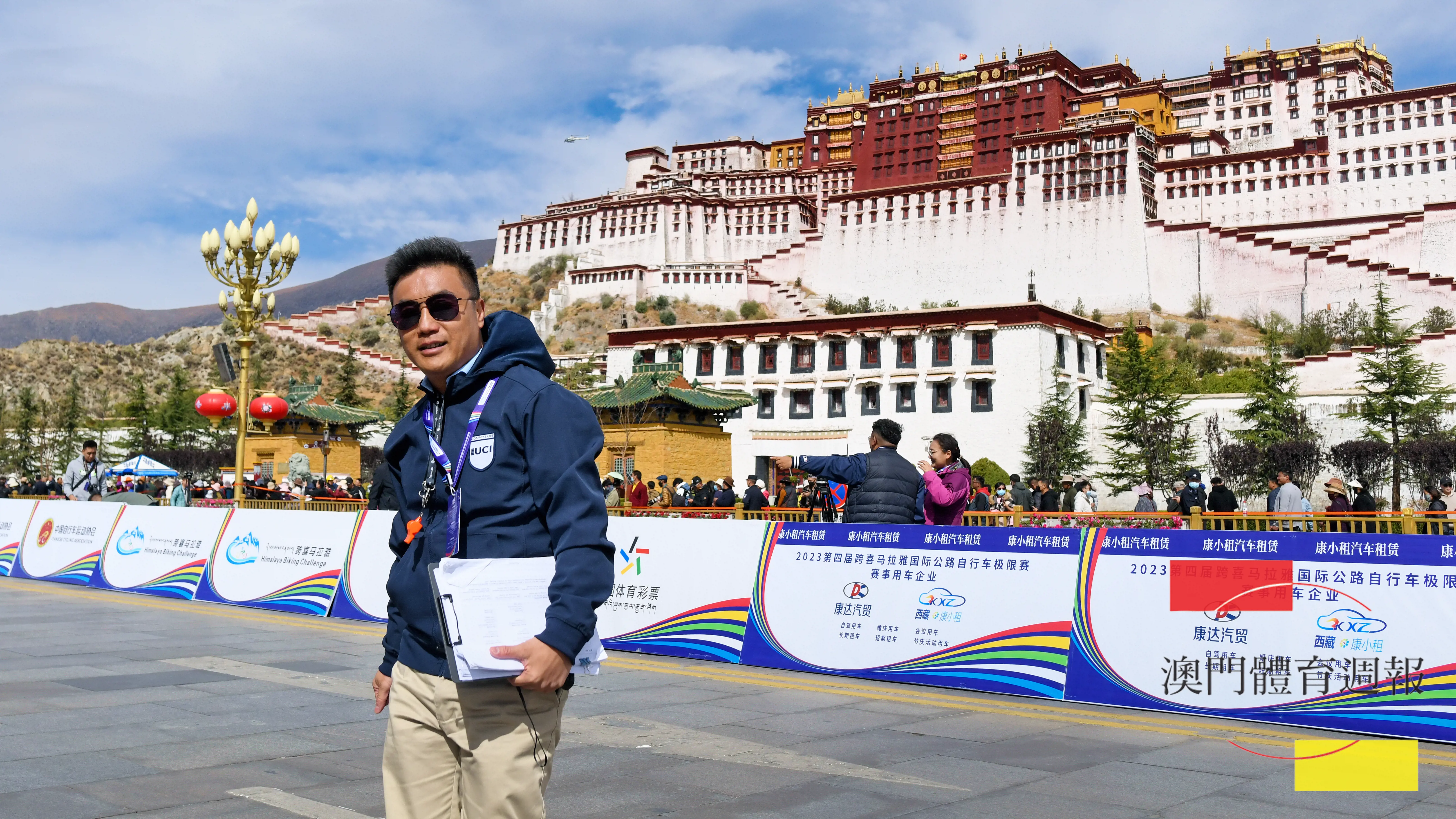 Ａ７. 環喜馬拉雅國際賽總裁執裁，在西藏著名的布達拉宮前拍照。.jpg